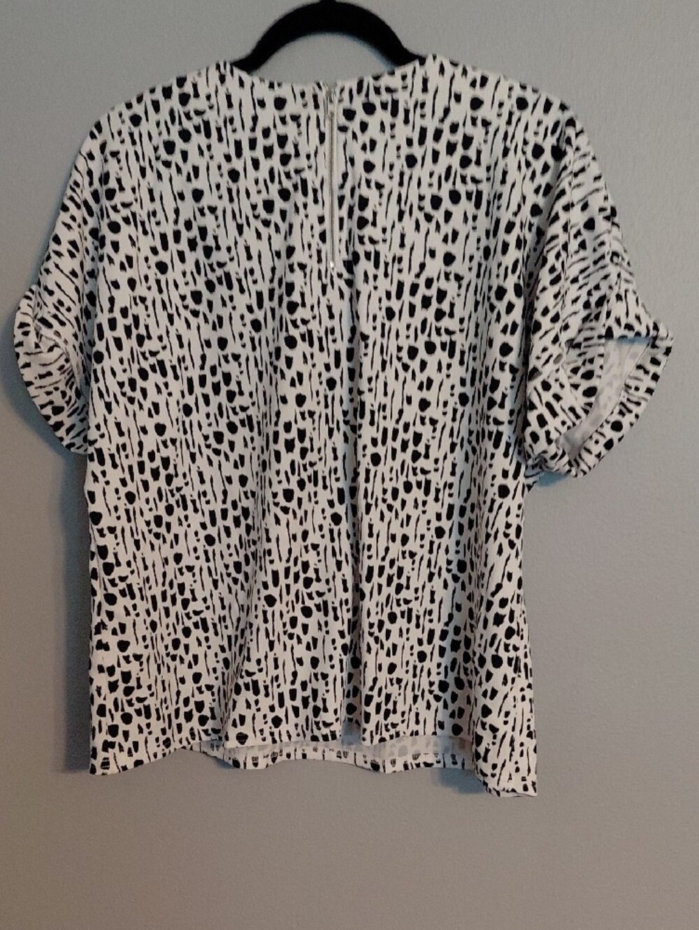 MELLODAY Black & White Spot Print V-Neck Short Sleeve Top - Picture 2 of 3